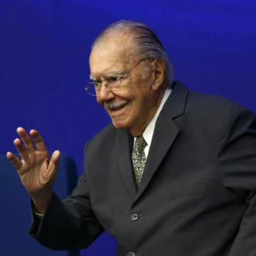 José Sarney se recupera em UTI após procedimento cirúrgico abdominal