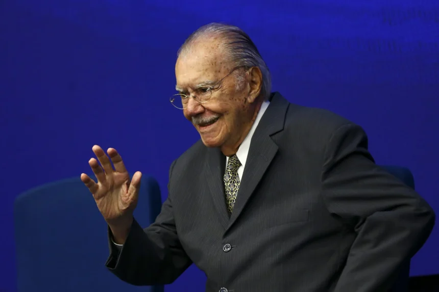José Sarney se recupera em UTI após procedimento cirúrgico abdominal José Sarney se recupera em UTI após procedimento cirúrgico abdominal