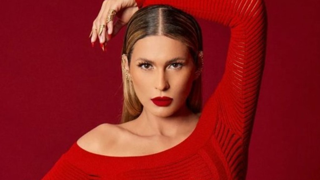 Lívia Andrade aproveita noite agitada em São Paulo com amigos e surpreende fãs