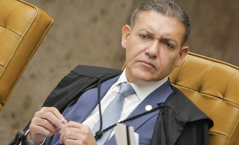 Ministro do tribunal suspende decisão sobre canal de apoiadores