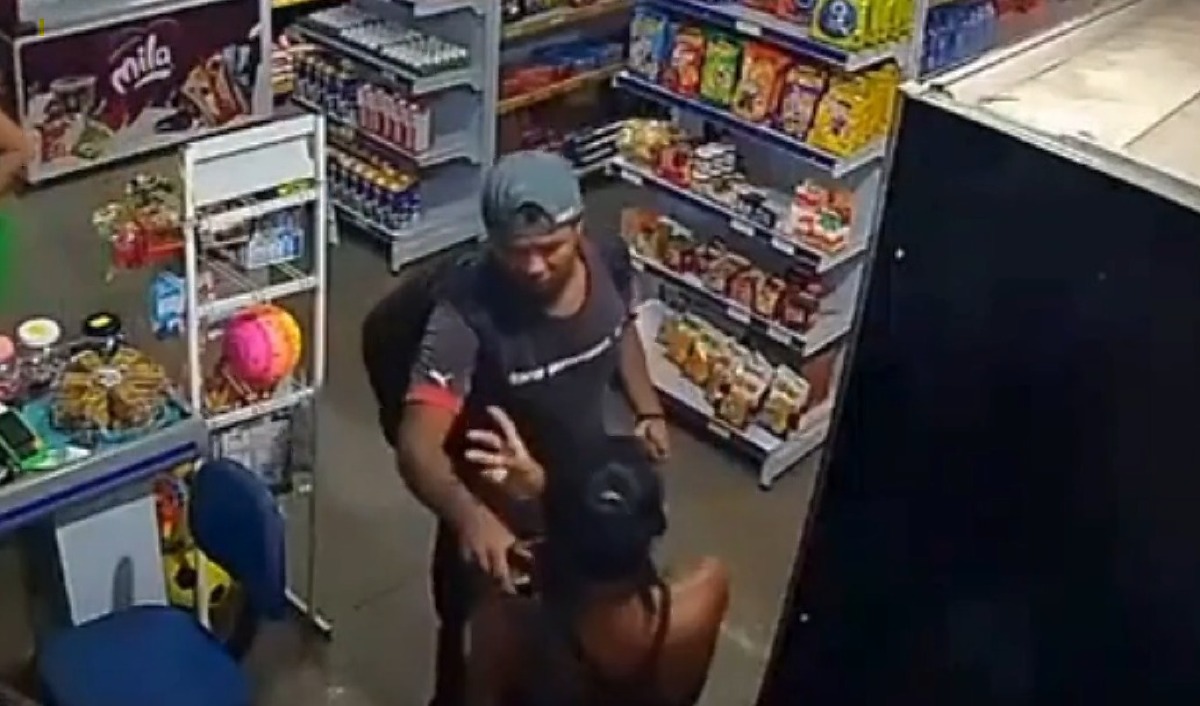 Mulher é assassinada a facada por companheiro dentro de mercado
