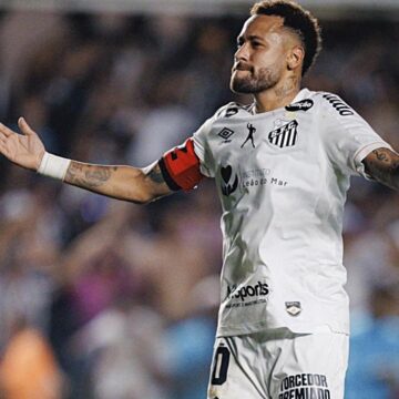 Neymar brilha em retorno, marca dois gols e Santos empata com o líder Flamengo