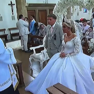 Noiva interrompe cerimônia religiosa para exigir silêncio de convidados