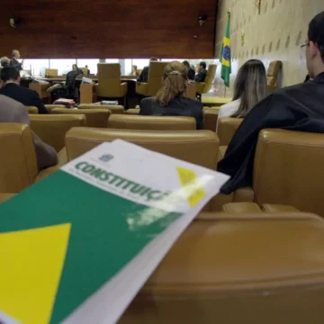 O constitucionalismo brasileiro em declínio: análise de um cenário de desordem institucional
