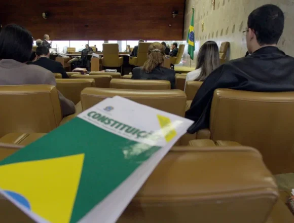 O constitucionalismo brasileiro em declínio: análise de um cenário de desordem institucional