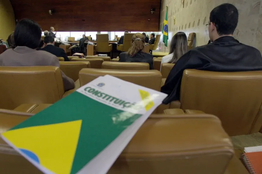 O constitucionalismo brasileiro em declínio: análise de um cenário de desordem institucional