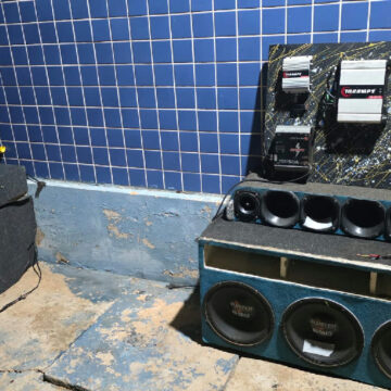 Operação policial em Rondonópolis resulta em apreensão de som e duas detenções por desobediência
