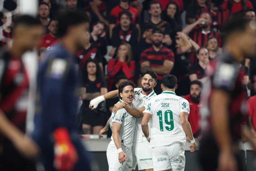 Palmeiras bate Athletico-pr fora de casa e assume liderança provisória