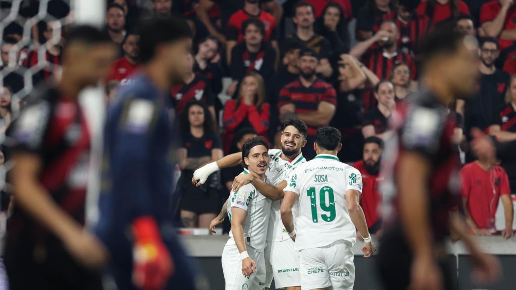 Palmeiras bate Athletico-pr fora de casa e assume liderança provisória