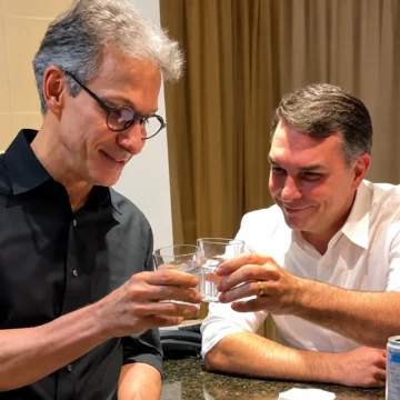 Partido Novo formaliza apoio a Flávio Bolsonaro no segundo turno da eleição Partido Novo formaliza apoio a Flávio Bolsonaro no segundo turno da eleição