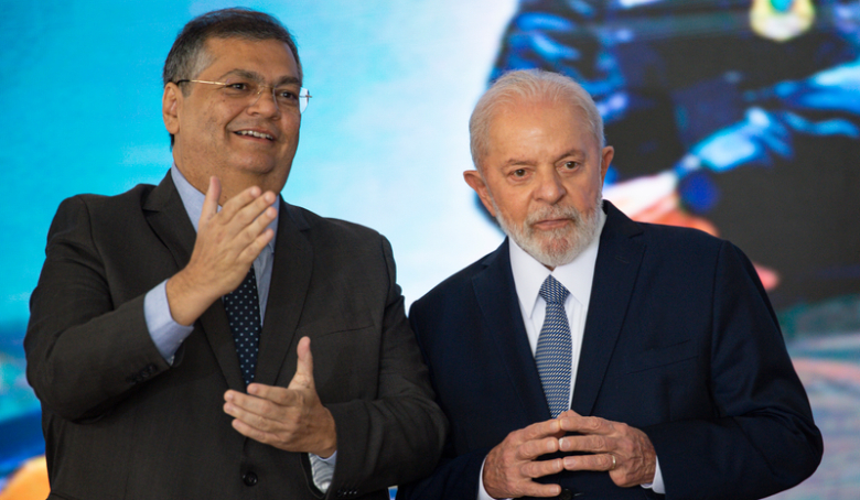 Polícia Federal investiga financiamento estrangeiro em campanha de Flávio Bolsonaro por ordem do STF