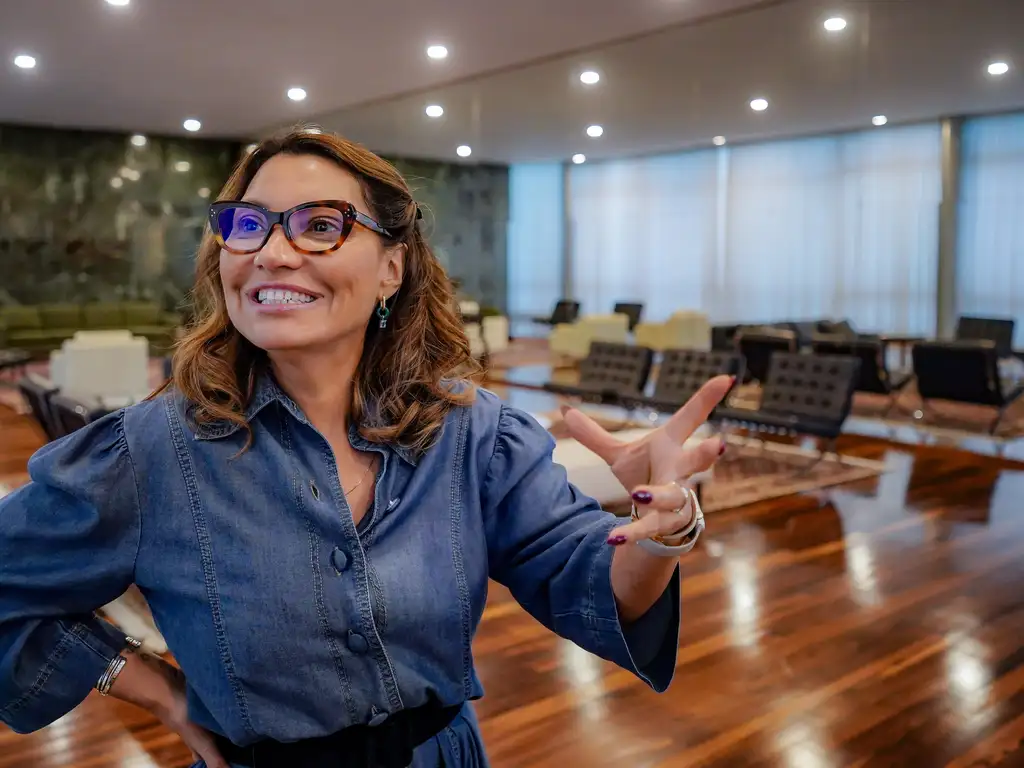 Primeira-dama recebe advertência da produção após atritos em confronto