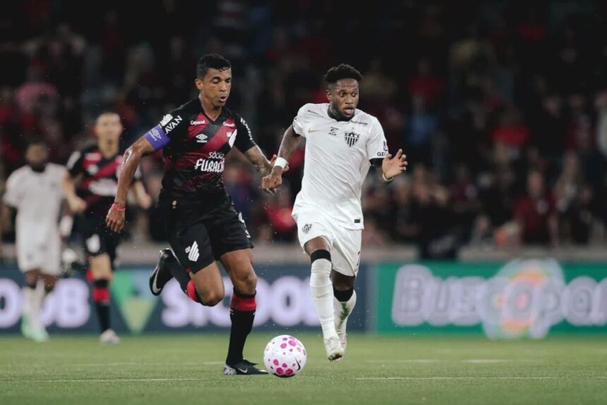 Reviravoltas e expulsão: Athletico-pr e Atlético-mg empatam em jogo movimentado
