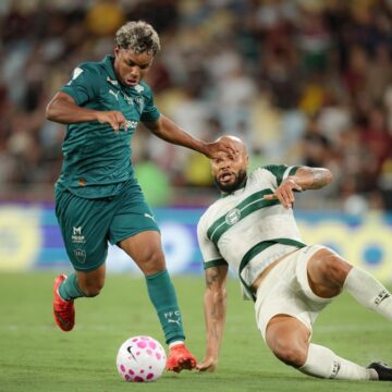 Savarino brilha com hat-trick e Fluminense goleia Coritiba no Maracanã