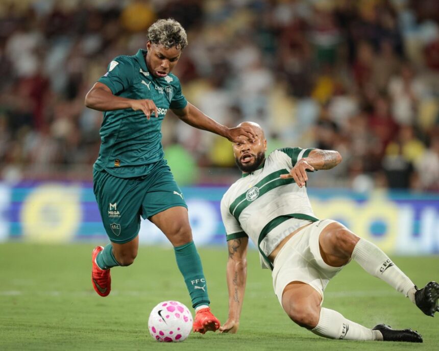 Savarino brilha com hat-trick e Fluminense goleia Coritiba no Maracanã