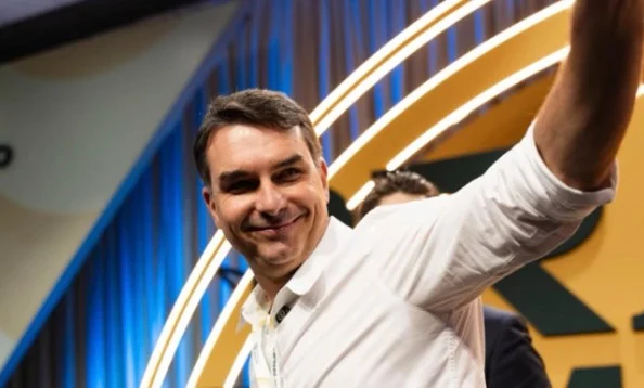Sertanejos se reúnem em Goiás para gravar apoio à candidatura de Flávio Bolsonaro