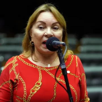 Suspeita de fraudes no INSS leva PF a indiciar deputada federal Gorete Pereira Suspeita de fraudes no INSS leva PF a indiciar deputada federal Gorete Pereira